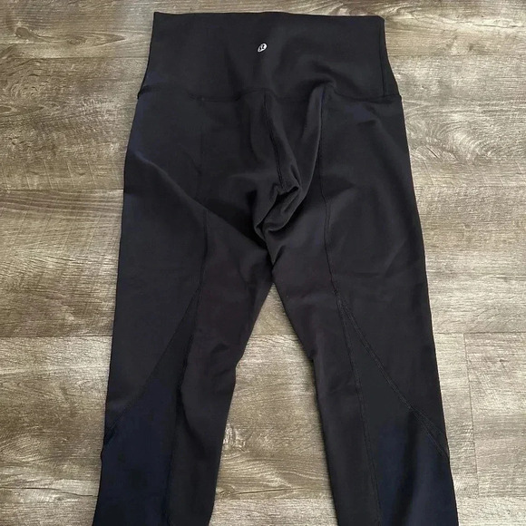 Lululemon Reversible Black Mesh Crop Legging Pants Womens Size 6 - Picture 4 of 7